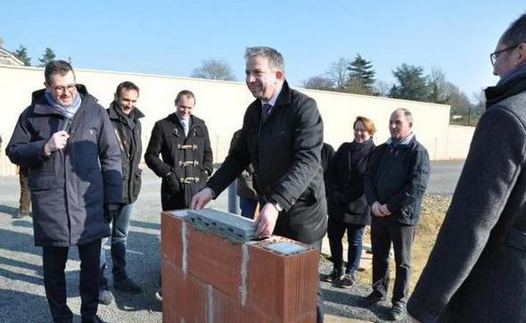 Pose de la 1ère pierre du Clos Ste Anne à la Guierche