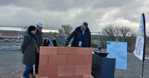 Pose de la première pierre de la résidence Le Clos des Hayes à Saint-Georges-du-Bois